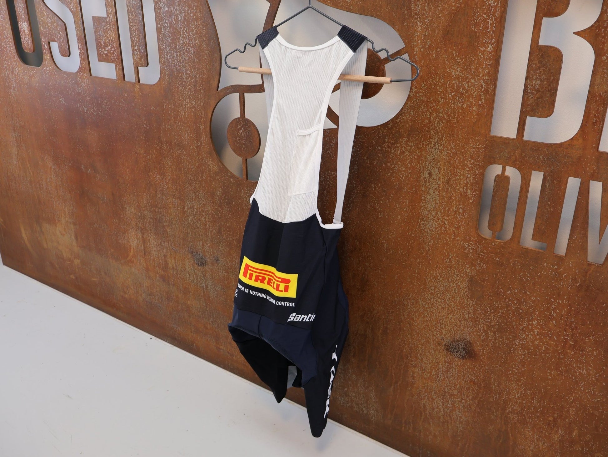Damenbekleidung - TFR von Santini, TREK FACTORY RACING XC RACE BIBSHORT / TRÄGERHOSE / DAMEN vor USEDBIKES-OB.DE Hintergrund