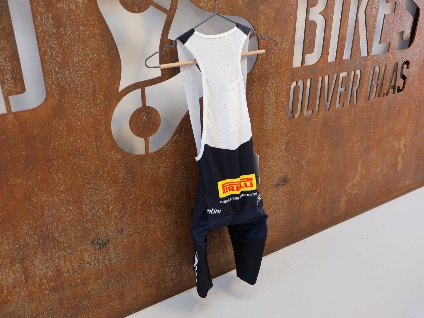 Herrenbekleidung - TFR von Santini, TREK FACTORY RACING XC RACE BIBSHORT / TRÄGERHOSE / HERREN vor USEDBIKES-OB.DE Hintergrund