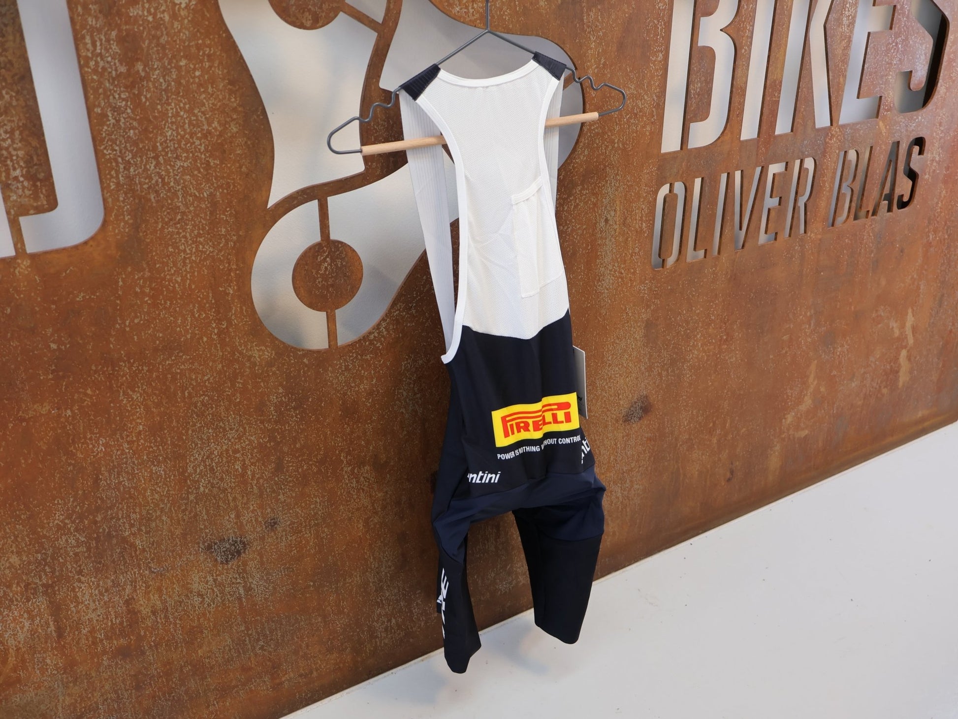 Herrenbekleidung - TFR von Santini, TREK FACTORY RACING XC RACE BIBSHORT / TRÄGERHOSE / HERREN vor USEDBIKES-OB.DE Hintergrund