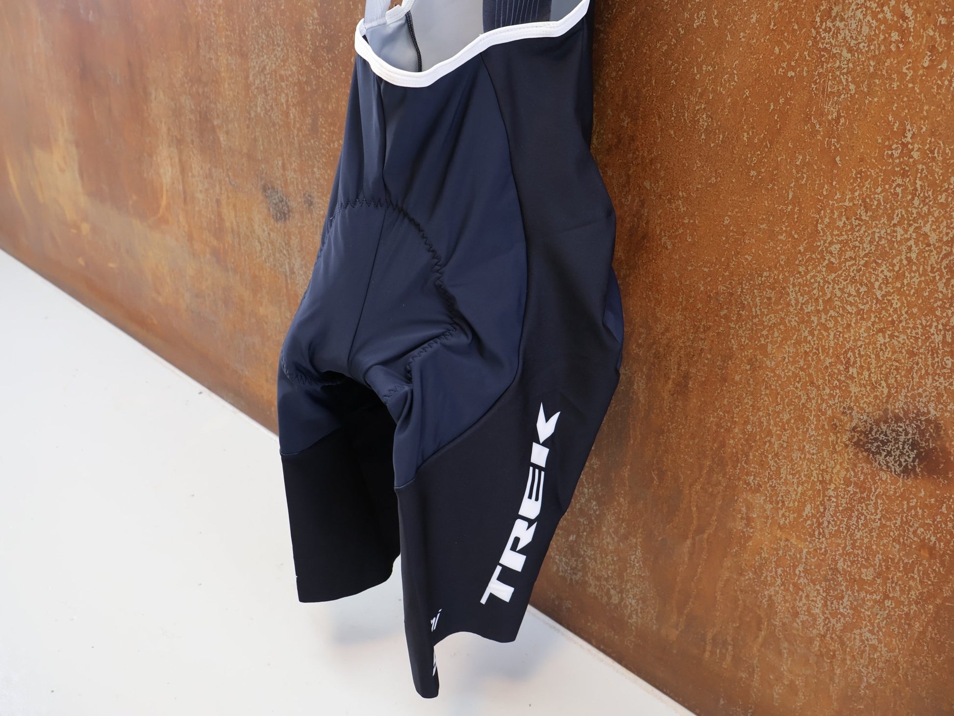 Herrenbekleidung - TFR von Santini, TREK FACTORY RACING XC RACE BIBSHORT / TRÄGERHOSE / HERREN vor USEDBIKES-OB.DE Hintergrund