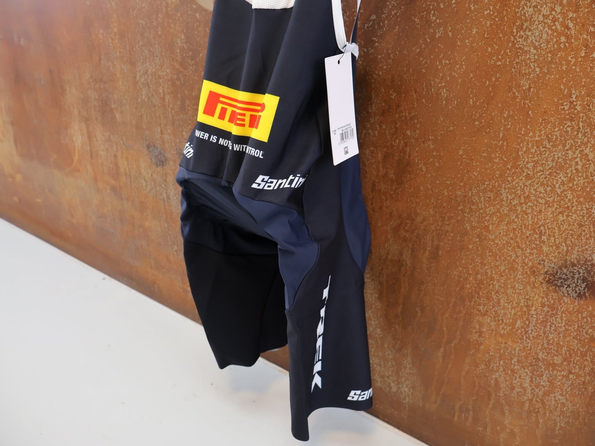 Herrenbekleidung - TFR von Santini, TREK FACTORY RACING XC RACE BIBSHORT / TRÄGERHOSE / HERREN vor USEDBIKES-OB.DE Hintergrund