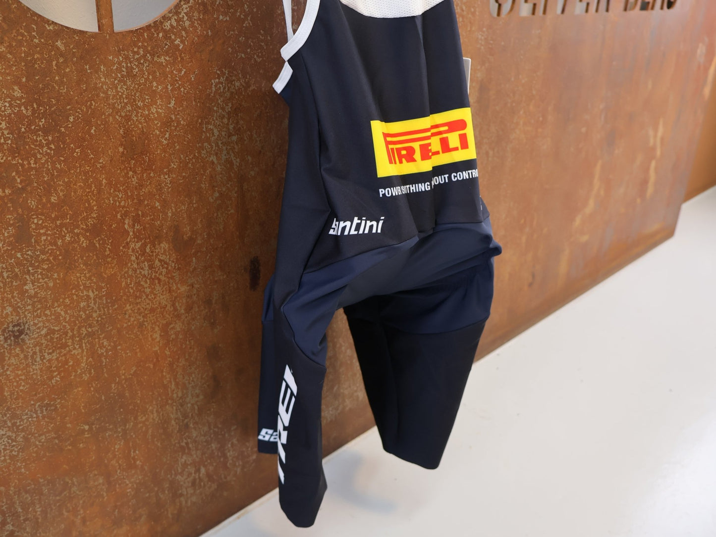 Herrenbekleidung - TFR von Santini, TREK FACTORY RACING XC RACE BIBSHORT / TRÄGERHOSE / HERREN vor USEDBIKES-OB.DE Hintergrund