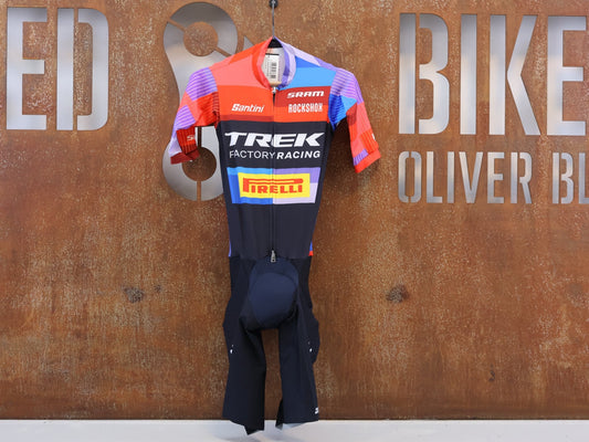 Herrenbekleidung - TFR von Santini, TREK FACTORY RACING XC RACE SUIT / EINTEILER / HERREN vor USEDBIKES-OB.DE Hintergrund