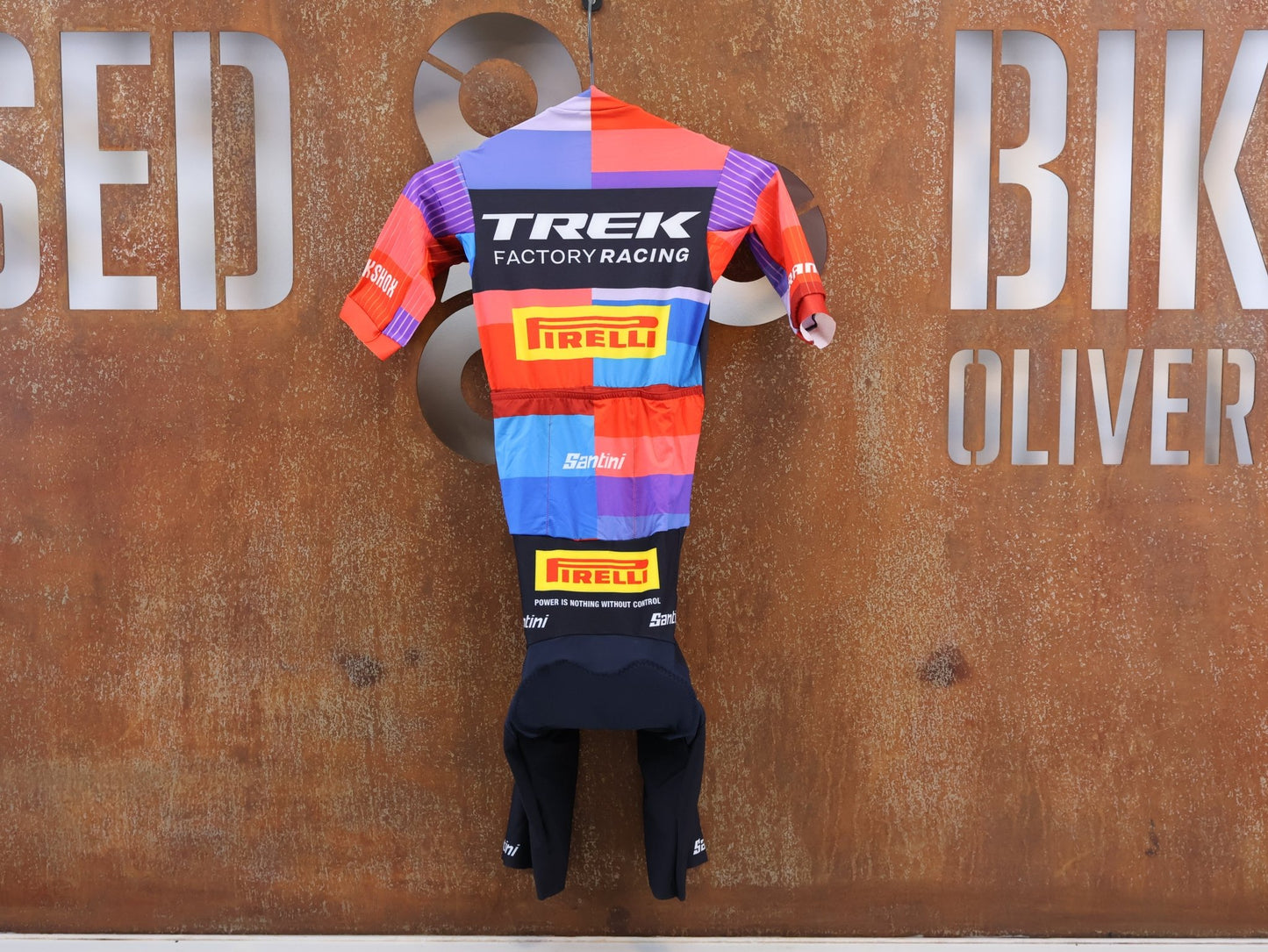 Damenbekleidung - TFR von Santini, TREK FACTORY RACING XC RACE / SUIT SHORTSLEEVE / EINTEILER / DAMEN vor USEDBIKES-OB.DE Hintergrund