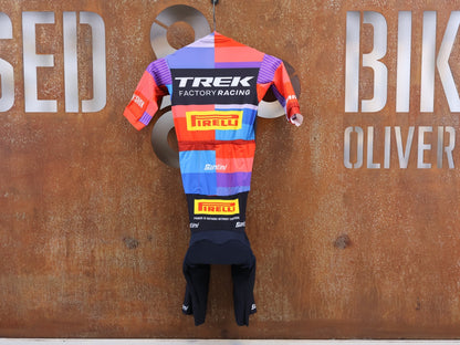 Damenbekleidung - TFR von Santini, TREK FACTORY RACING XC RACE / SUIT SHORTSLEEVE / EINTEILER / DAMEN vor USEDBIKES-OB.DE Hintergrund