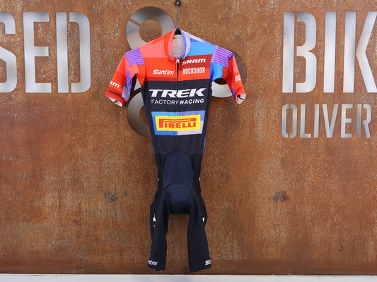Damenbekleidung - TFR von Santini, TREK FACTORY RACING XC RACE / SUIT SHORTSLEEVE / EINTEILER / DAMEN vor USEDBIKES-OB.DE Hintergrund
