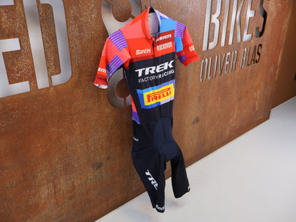 Damenbekleidung - TFR von Santini, TREK FACTORY RACING XC RACE / SUIT SHORTSLEEVE / EINTEILER / DAMEN vor USEDBIKES-OB.DE Hintergrund