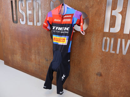 Damenbekleidung - TFR von Santini, TREK FACTORY RACING XC RACE / SUIT SHORTSLEEVE / EINTEILER / DAMEN vor USEDBIKES-OB.DE Hintergrund