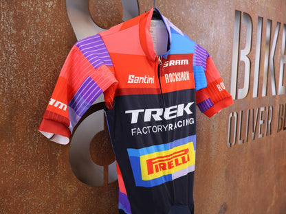 Damenbekleidung - TFR von Santini, TREK FACTORY RACING XC RACE / SUIT SHORTSLEEVE / EINTEILER / DAMEN vor USEDBIKES-OB.DE Hintergrund