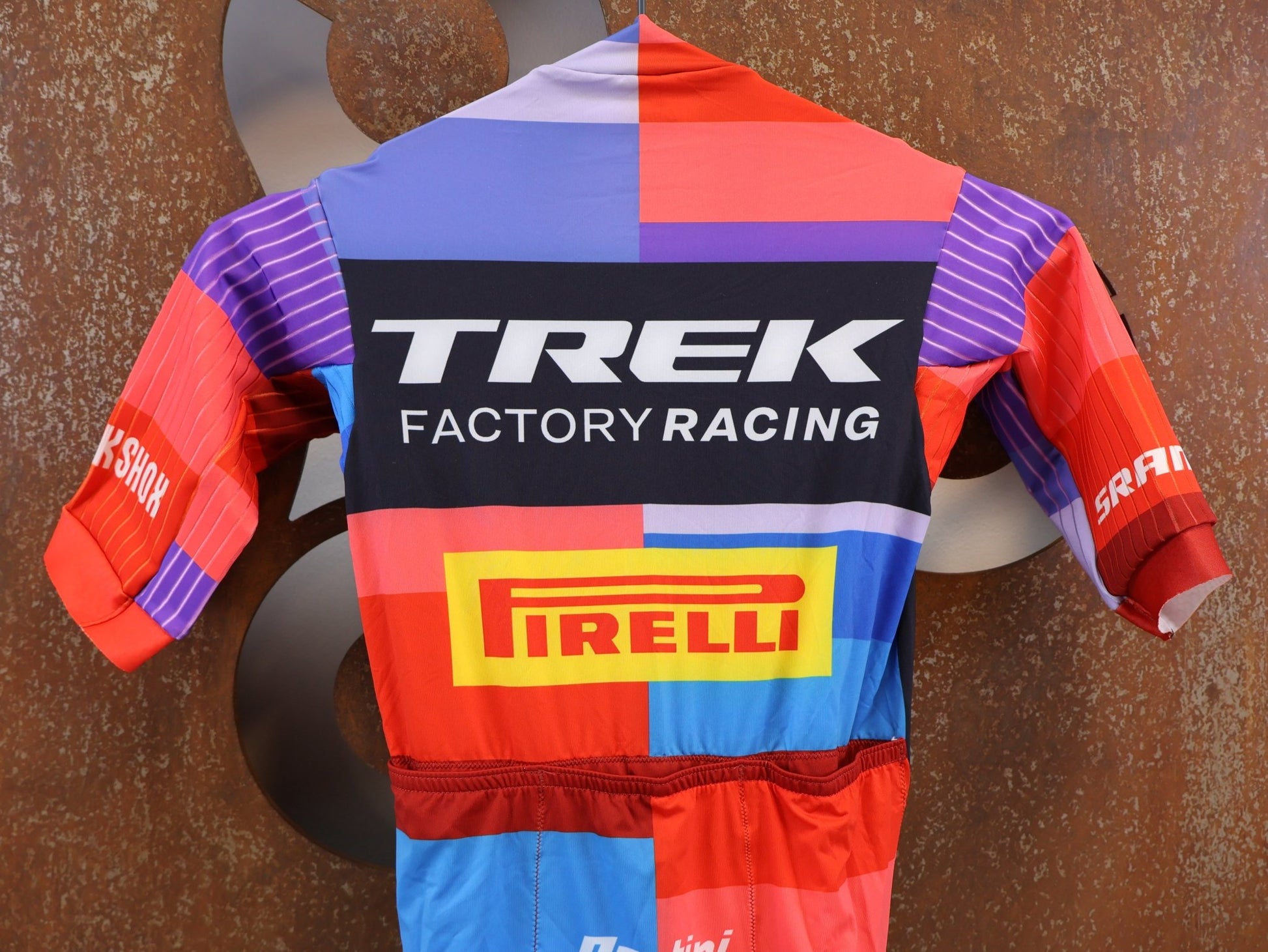 Damenbekleidung - TFR von Santini, TREK FACTORY RACING XC RACE / SUIT SHORTSLEEVE / EINTEILER / DAMEN vor USEDBIKES-OB.DE Hintergrund