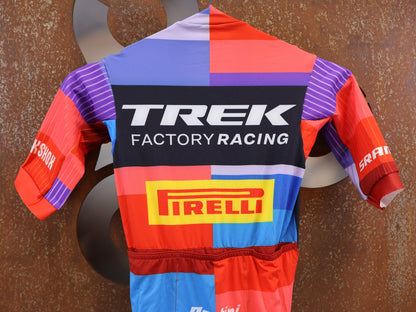 Damenbekleidung - TFR von Santini, TREK FACTORY RACING XC RACE / SUIT SHORTSLEEVE / EINTEILER / DAMEN vor USEDBIKES-OB.DE Hintergrund