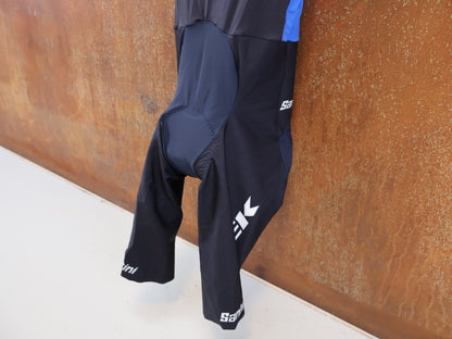 Damenbekleidung - TFR von Santini, TREK FACTORY RACING XC RACE / SUIT SHORTSLEEVE / EINTEILER / DAMEN vor USEDBIKES-OB.DE Hintergrund