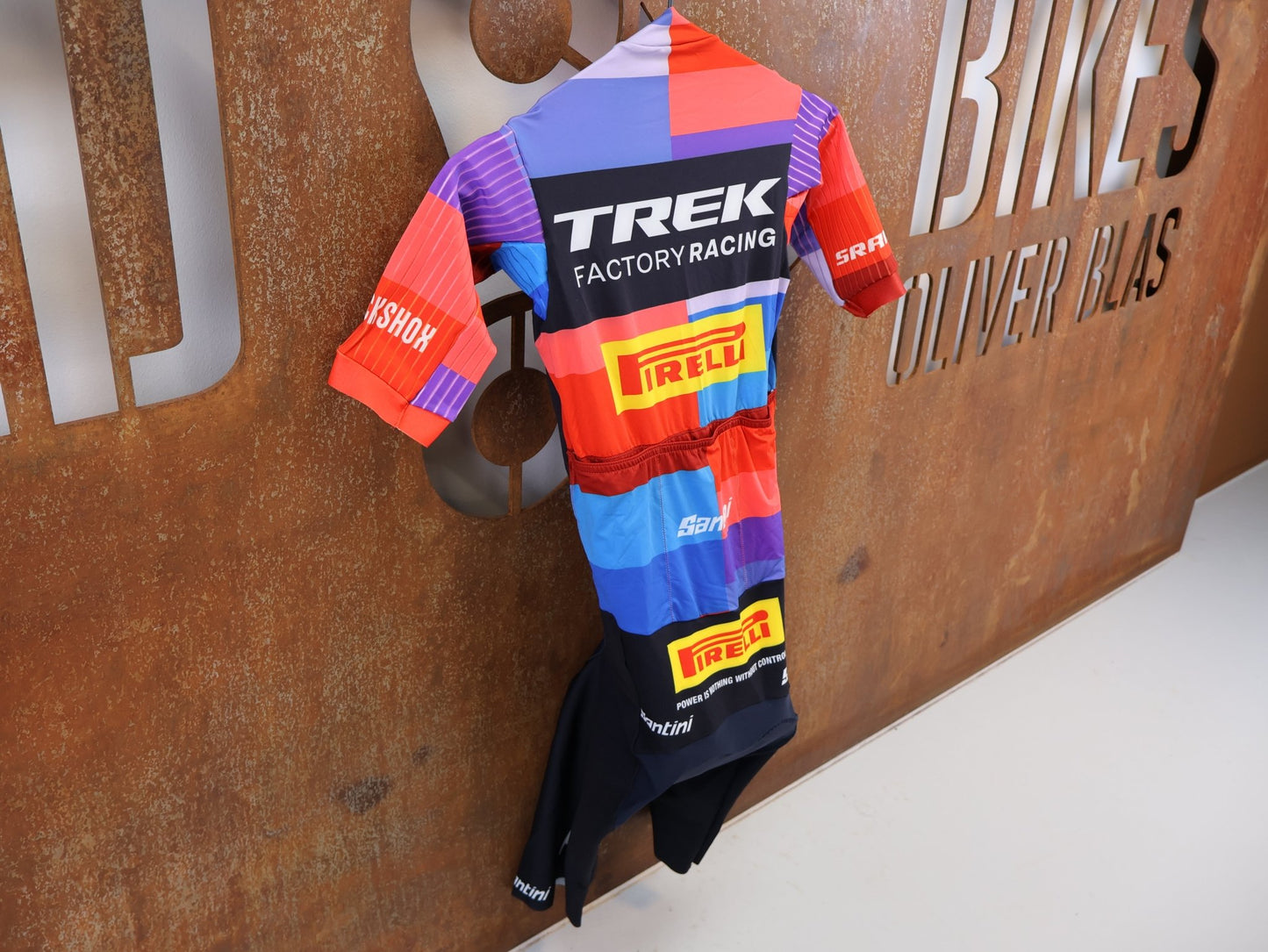 Damenbekleidung - TFR von Santini, TREK FACTORY RACING XC RACE / SUIT SHORTSLEEVE / EINTEILER / DAMEN vor USEDBIKES-OB.DE Hintergrund