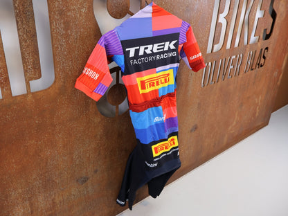 Damenbekleidung - TFR von Santini, TREK FACTORY RACING XC RACE / SUIT SHORTSLEEVE / EINTEILER / DAMEN vor USEDBIKES-OB.DE Hintergrund