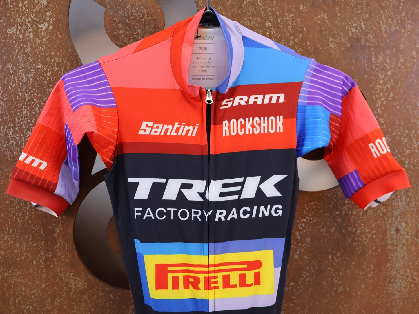 Damenbekleidung - TFR von Santini, TREK FACTORY RACING XC RACE / SUIT SHORTSLEEVE / EINTEILER / DAMEN vor USEDBIKES-OB.DE Hintergrund