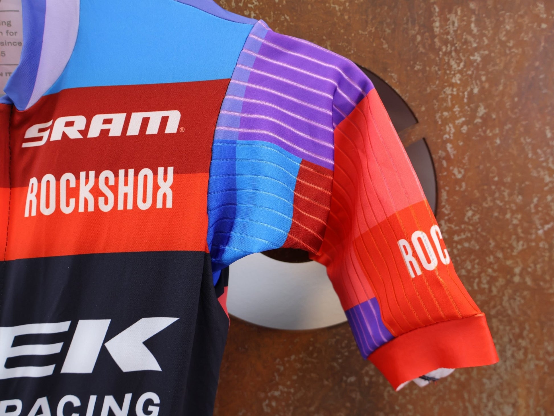 Damenbekleidung - TFR von Santini, TREK FACTORY RACING XC RACE / SUIT SHORTSLEEVE / EINTEILER / DAMEN vor USEDBIKES-OB.DE Hintergrund