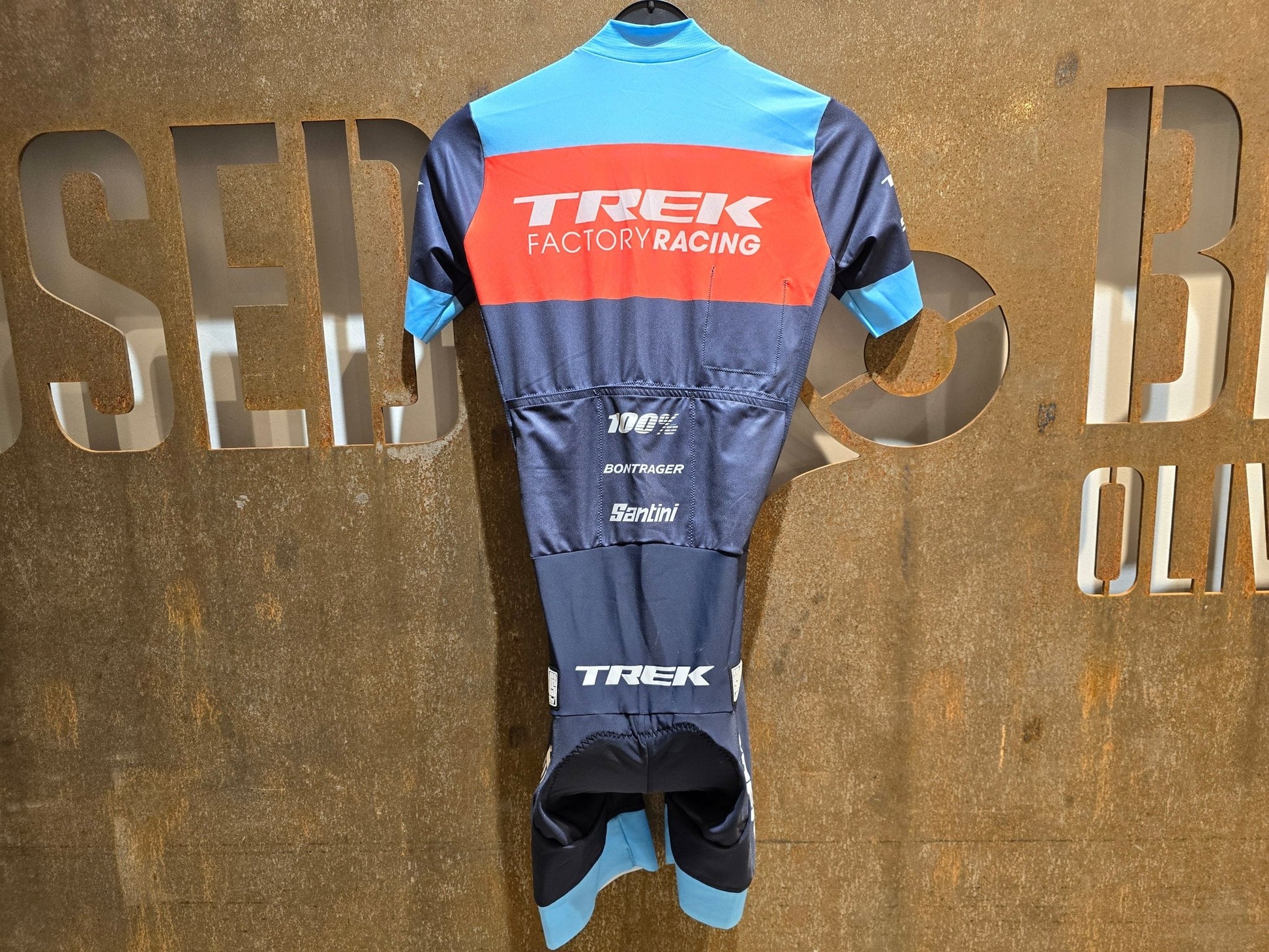 Damenbekleidung - TFR von Santini, TREK FACTORY RACING XC ROAD SUIT C3W / EINTEILER / DAMEN in variant_title vor USEDBIKES - OB.DE Hintergrund