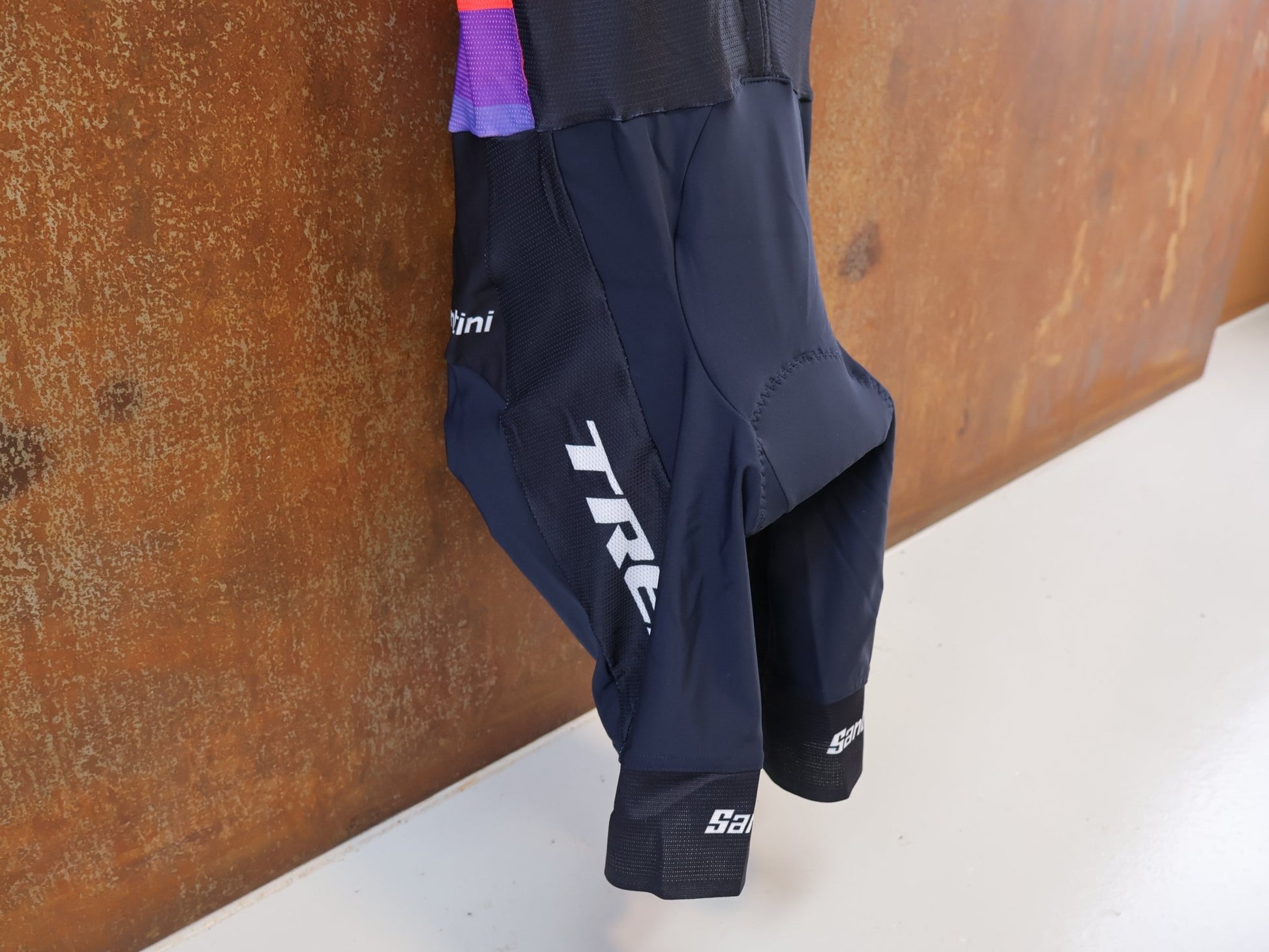 Damenbekleidung - TFR von Santini, TREK FACTORY RACING XC / SUIT SHORTSLEEVE LIGHT / EINTEILER / DAMEN vor USEDBIKES-OB.DE Hintergrund