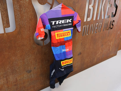 Damenbekleidung - TFR von Santini, TREK FACTORY RACING XC / SUIT SHORTSLEEVE LIGHT / EINTEILER / DAMEN vor USEDBIKES-OB.DE Hintergrund