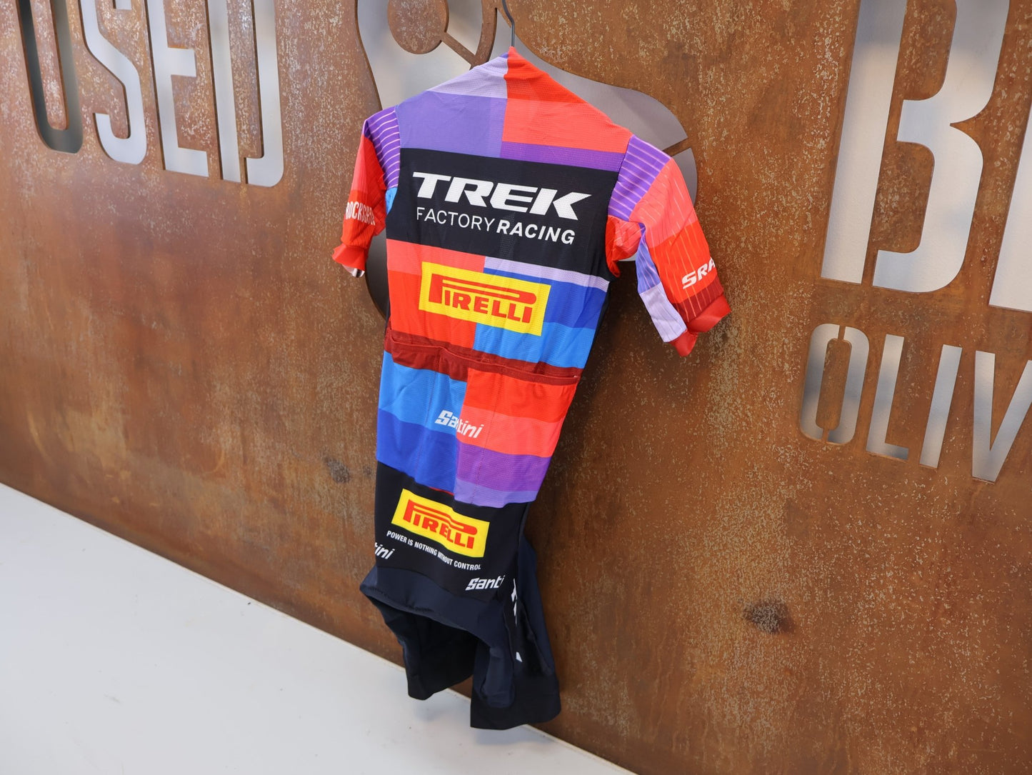 Damenbekleidung - TFR von Santini, TREK FACTORY RACING XC / SUIT SHORTSLEEVE LIGHT / EINTEILER / DAMEN vor USEDBIKES-OB.DE Hintergrund