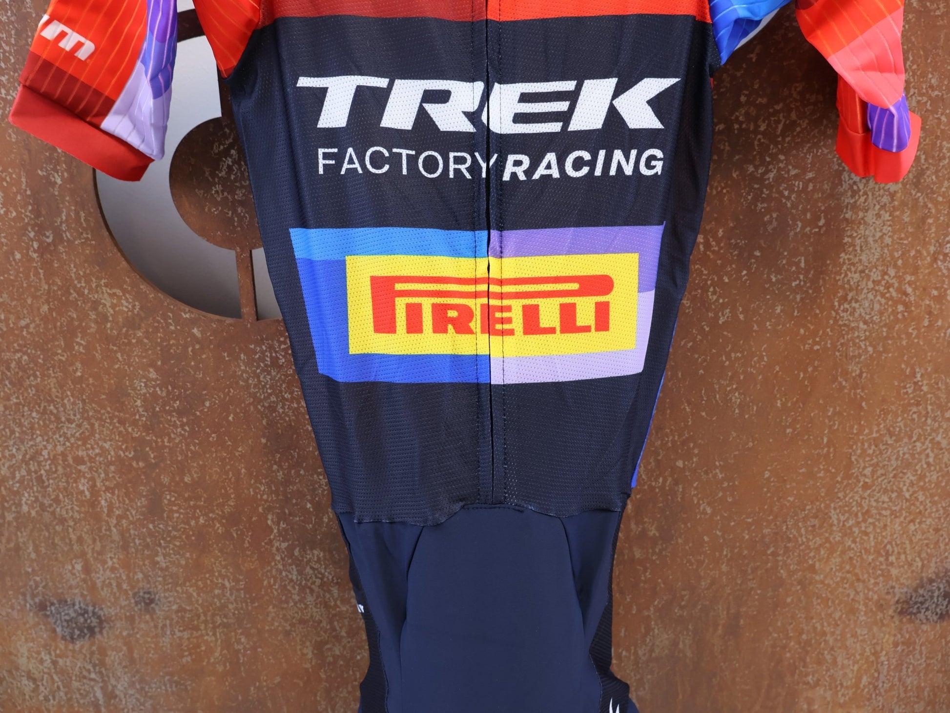 Damenbekleidung - TFR von Santini, TREK FACTORY RACING XC / SUIT SHORTSLEEVE LIGHT / EINTEILER / DAMEN vor USEDBIKES-OB.DE Hintergrund