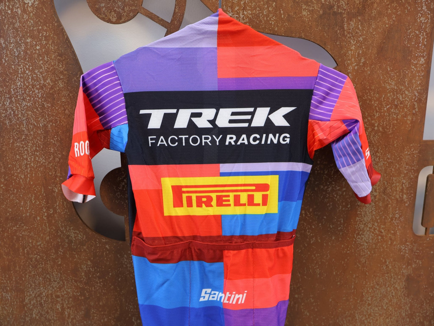 Damenbekleidung - TFR von Santini, TREK FACTORY RACING XC / SUIT SHORTSLEEVE LIGHT / EINTEILER / DAMEN vor USEDBIKES-OB.DE Hintergrund