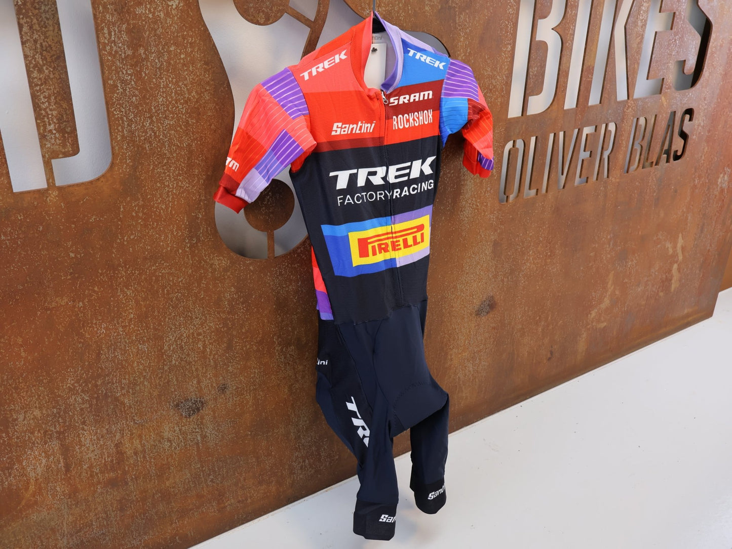 Damenbekleidung - TFR von Santini, TREK FACTORY RACING XC / SUIT SHORTSLEEVE LIGHT / EINTEILER / DAMEN vor USEDBIKES-OB.DE Hintergrund