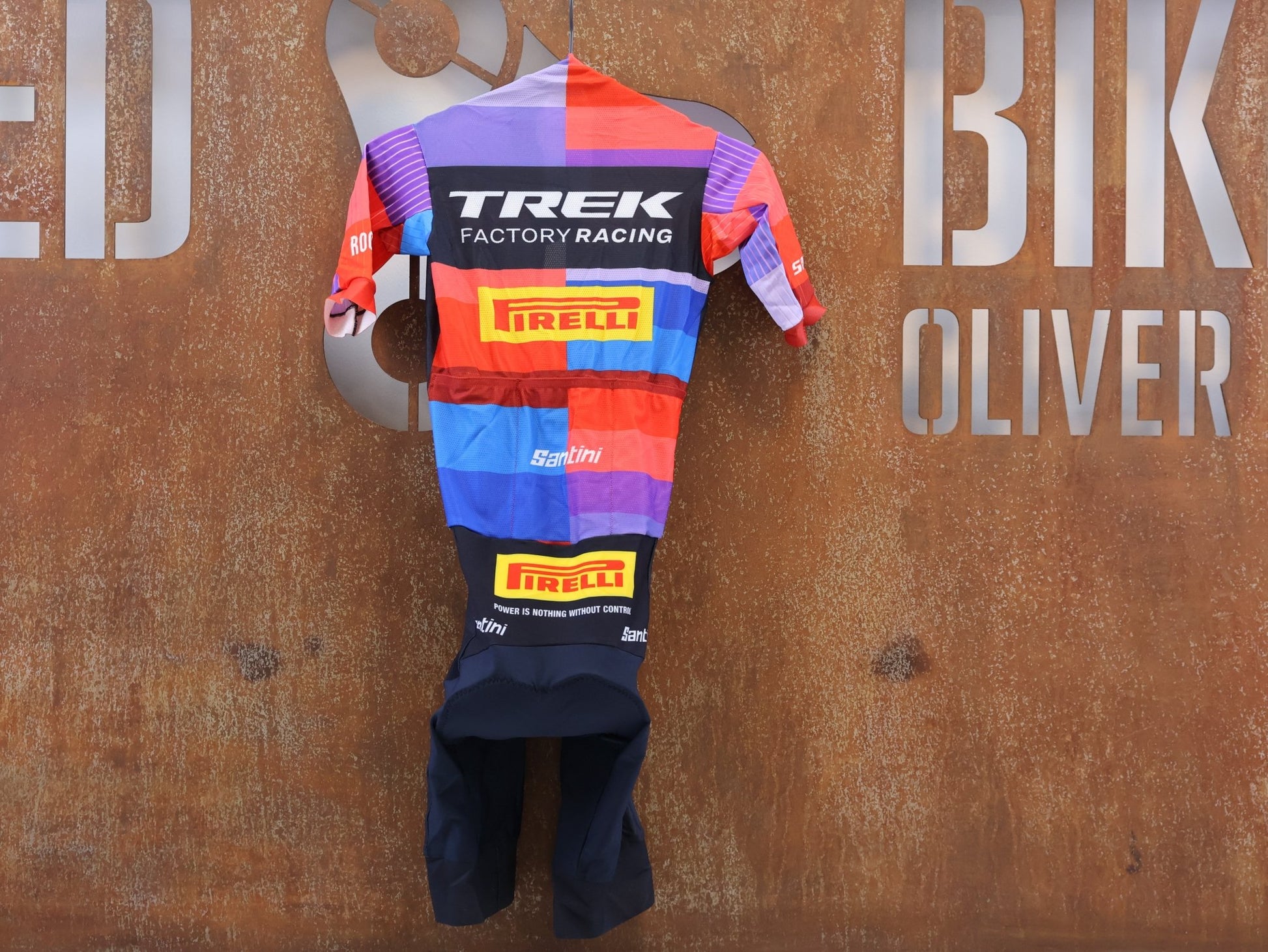 Damenbekleidung - TFR von Santini, TREK FACTORY RACING XC / SUIT SHORTSLEEVE LIGHT / EINTEILER / DAMEN vor USEDBIKES-OB.DE Hintergrund