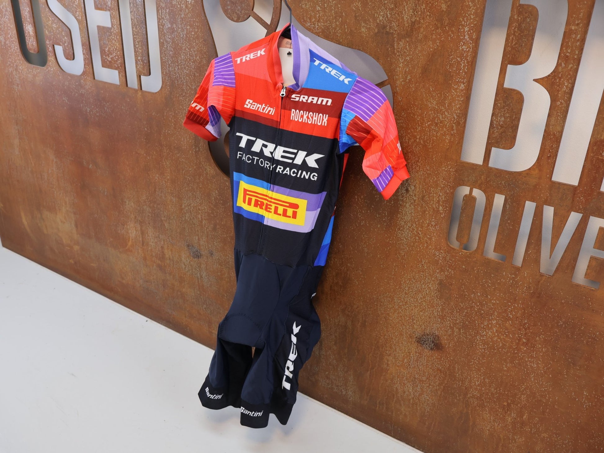 Damenbekleidung - TFR von Santini, TREK FACTORY RACING XC / SUIT SHORTSLEEVE LIGHT / EINTEILER / DAMEN vor USEDBIKES-OB.DE Hintergrund