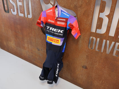 Damenbekleidung - TFR von Santini, TREK FACTORY RACING XC / SUIT SHORTSLEEVE LIGHT / EINTEILER / DAMEN vor USEDBIKES-OB.DE Hintergrund