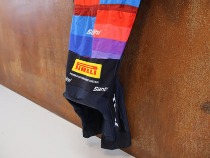 Damenbekleidung - TFR von Santini, TREK FACTORY RACING XC / SUIT SHORTSLEEVE LIGHT / EINTEILER / DAMEN vor USEDBIKES-OB.DE Hintergrund
