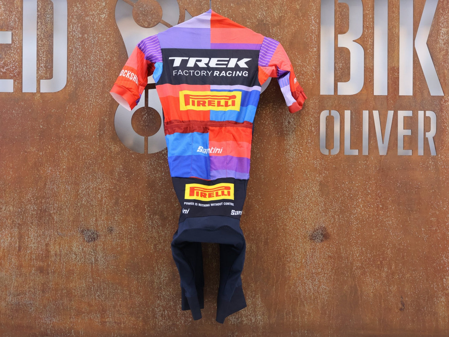 Damenbekleidung - TFR von Santini, TREK FACTORY RACING XC / SUIT SHORTSLEEVE LIGHT FC / EINTEILER / DAMEN vor USEDBIKES-OB.DE Hintergrund