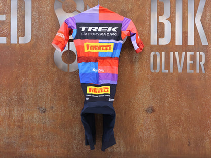 Damenbekleidung - TFR von Santini, TREK FACTORY RACING XC / SUIT SHORTSLEEVE LIGHT FC / EINTEILER / DAMEN vor USEDBIKES-OB.DE Hintergrund