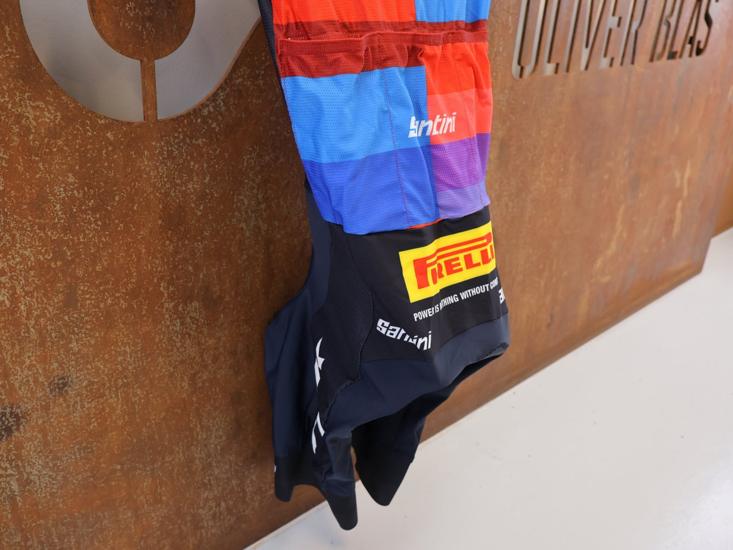Damenbekleidung - TFR von Santini, TREK FACTORY RACING XC / SUIT SHORTSLEEVE LIGHT FC / EINTEILER / DAMEN vor USEDBIKES-OB.DE Hintergrund
