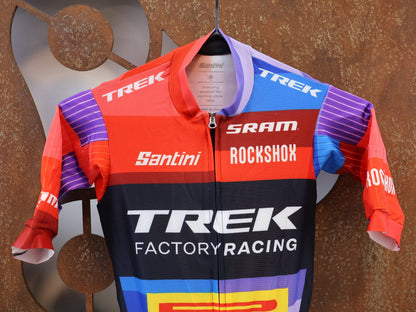 Damenbekleidung - TFR von Santini, TREK FACTORY RACING XC / SUIT SHORTSLEEVE LIGHT FC / EINTEILER / DAMEN vor USEDBIKES-OB.DE Hintergrund