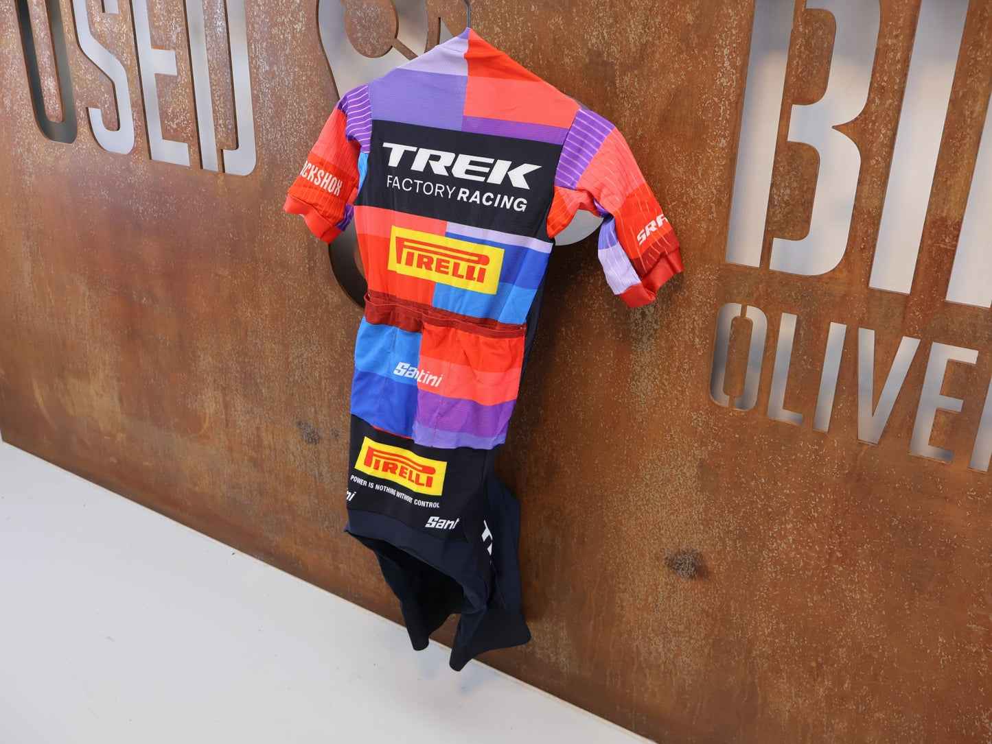 Damenbekleidung - TFR von Santini, TREK FACTORY RACING XC / SUIT SHORTSLEEVE LIGHT FC / EINTEILER / DAMEN vor USEDBIKES-OB.DE Hintergrund