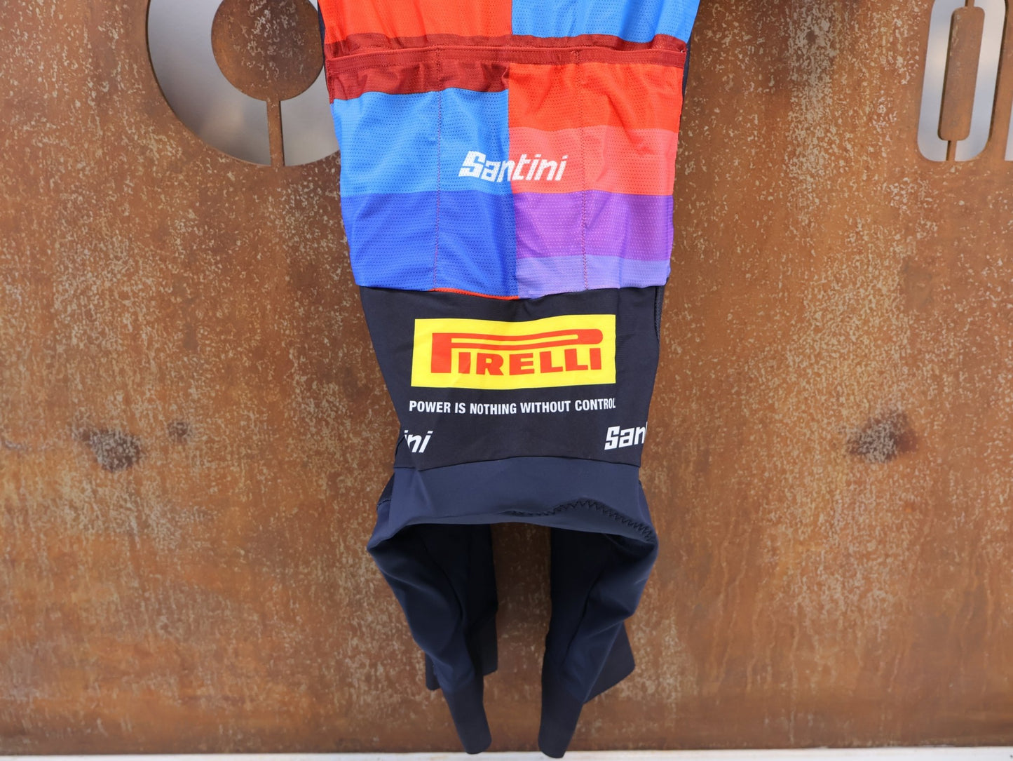 Damenbekleidung - TFR von Santini, TREK FACTORY RACING XC / SUIT SHORTSLEEVE LIGHT FC / EINTEILER / DAMEN vor USEDBIKES-OB.DE Hintergrund