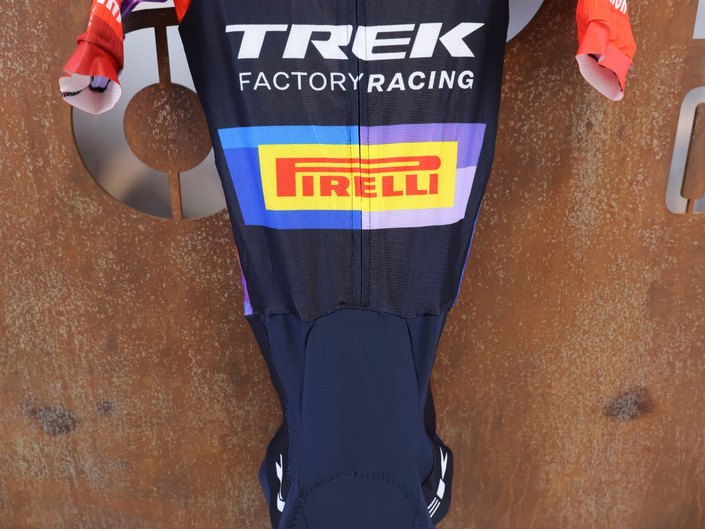 Damenbekleidung - TFR von Santini, TREK FACTORY RACING XC / SUIT SHORTSLEEVE LIGHT FC / EINTEILER / DAMEN vor USEDBIKES-OB.DE Hintergrund