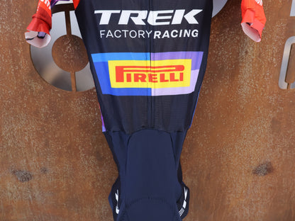 Damenbekleidung - TFR von Santini, TREK FACTORY RACING XC / SUIT SHORTSLEEVE LIGHT FC / EINTEILER / DAMEN vor USEDBIKES-OB.DE Hintergrund