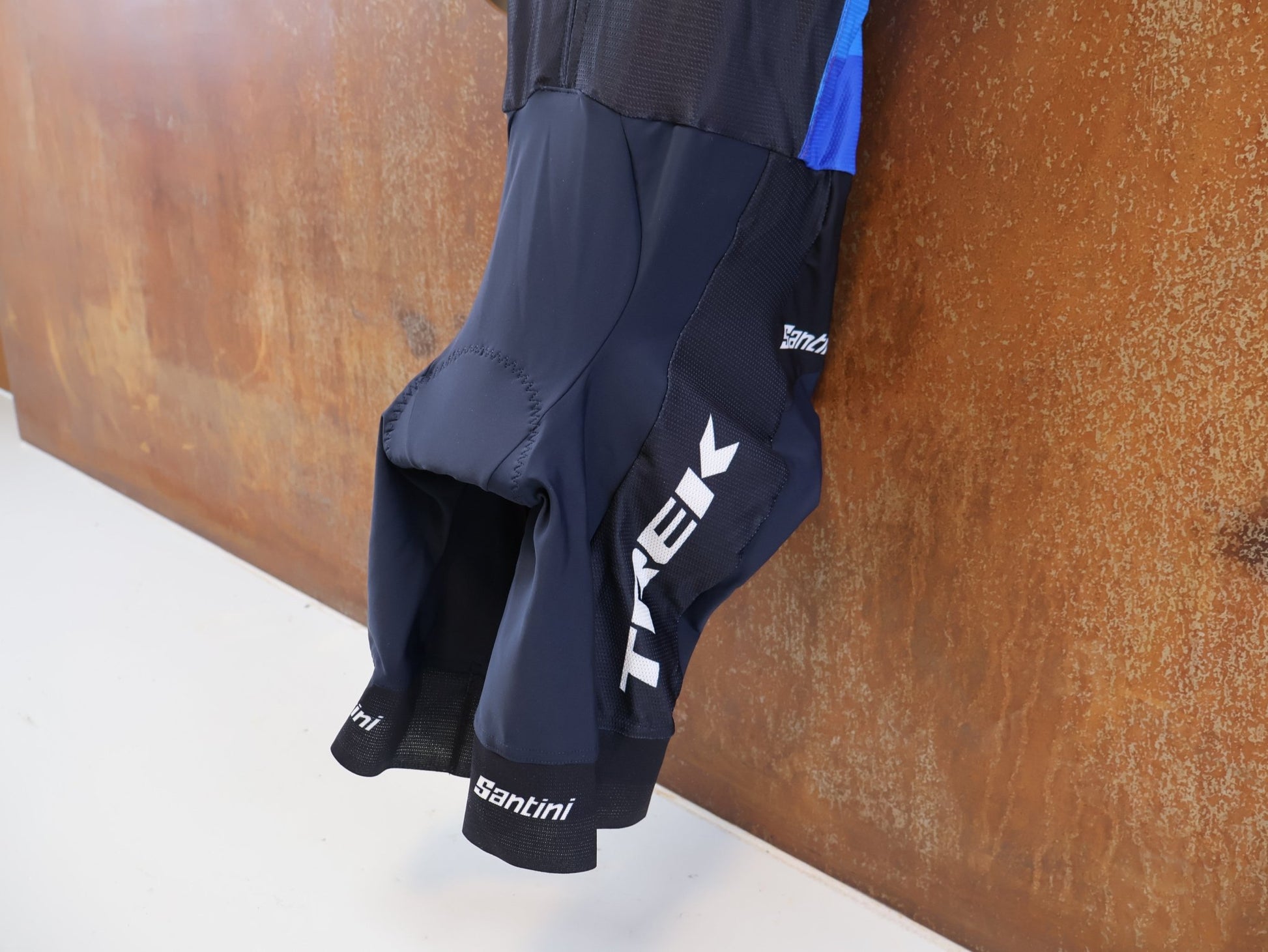 Damenbekleidung - TFR von Santini, TREK FACTORY RACING XC / SUIT SHORTSLEEVE LIGHT FC / EINTEILER / DAMEN vor USEDBIKES-OB.DE Hintergrund