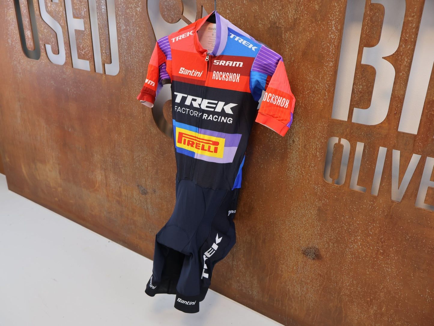 Damenbekleidung - TFR von Santini, TREK FACTORY RACING XC / SUIT SHORTSLEEVE LIGHT FC / EINTEILER / DAMEN vor USEDBIKES-OB.DE Hintergrund