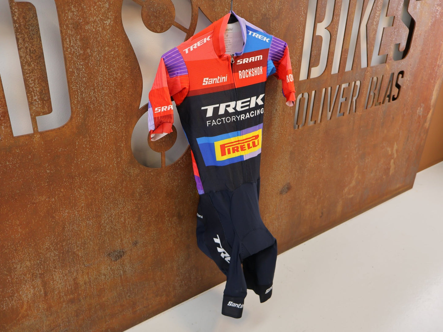 Damenbekleidung - TFR von Santini, TREK FACTORY RACING XC / SUIT SHORTSLEEVE LIGHT FC / EINTEILER / DAMEN vor USEDBIKES-OB.DE Hintergrund