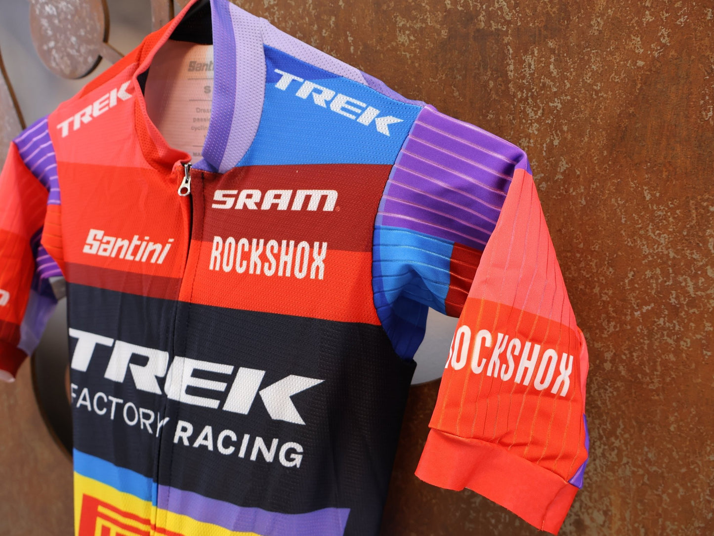 Damenbekleidung - TFR von Santini, TREK FACTORY RACING XC / SUIT SHORTSLEEVE LIGHT FC / EINTEILER / DAMEN vor USEDBIKES-OB.DE Hintergrund