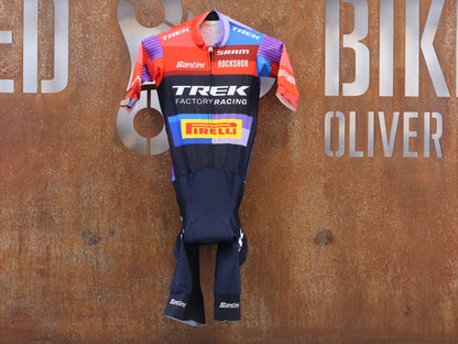 Damenbekleidung - TFR von Santini, TREK FACTORY RACING XC / SUIT SHORTSLEEVE LIGHT FC / EINTEILER / DAMEN vor USEDBIKES-OB.DE Hintergrund