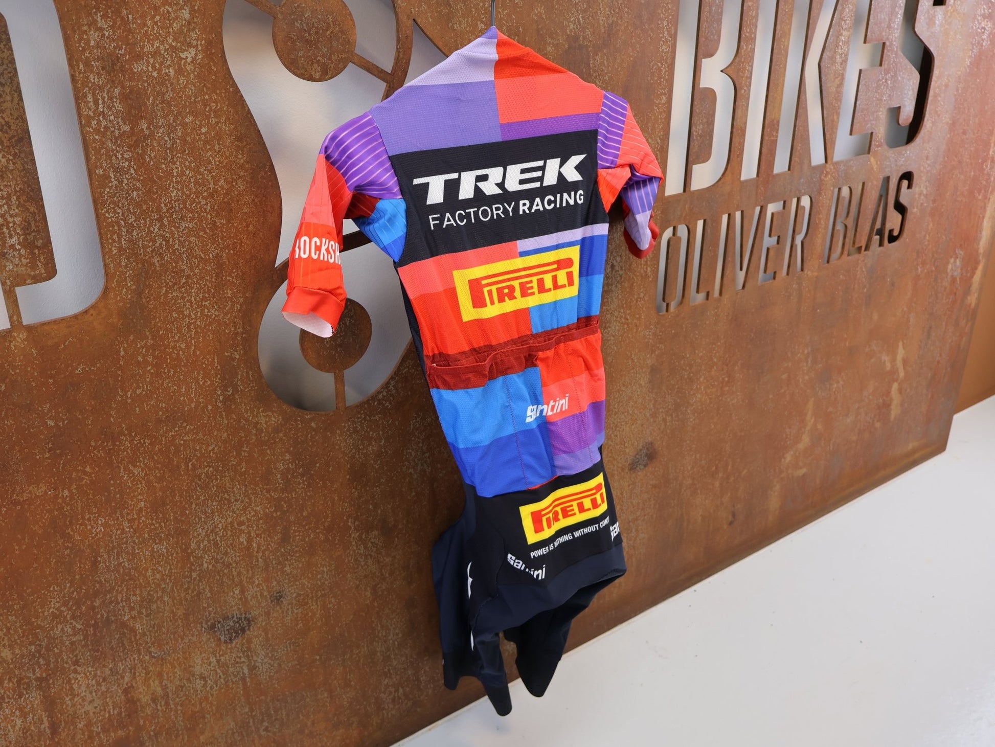Damenbekleidung - TFR von Santini, TREK FACTORY RACING XC / SUIT SHORTSLEEVE LIGHT FC / EINTEILER / DAMEN vor USEDBIKES-OB.DE Hintergrund