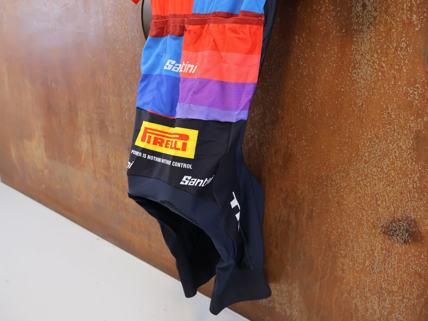 Damenbekleidung - TFR von Santini, TREK FACTORY RACING XC / SUIT SHORTSLEEVE LIGHT FC / EINTEILER / DAMEN vor USEDBIKES-OB.DE Hintergrund