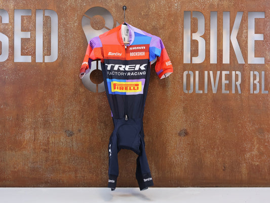 Herrenbekleidung - TFR von Santini, TREK FACTORY RACING XC SUMMER SUIT / EINTEILER / HERREN vor USEDBIKES-OB.DE Hintergrund