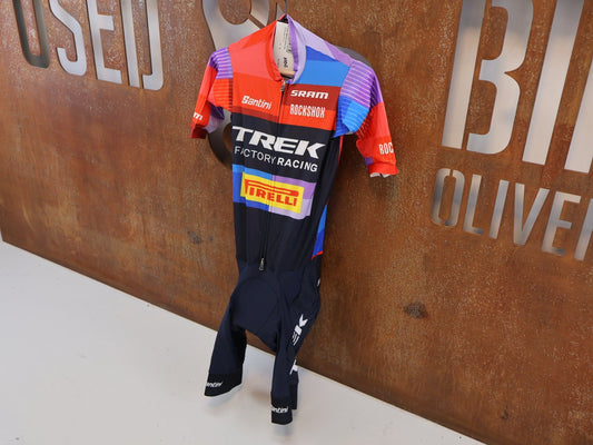 Herrenbekleidung - TFR von Santini, TREK FACTORY RACING XC SUMMER SUIT / EINTEILER / HERREN vor USEDBIKES-OB.DE Hintergrund