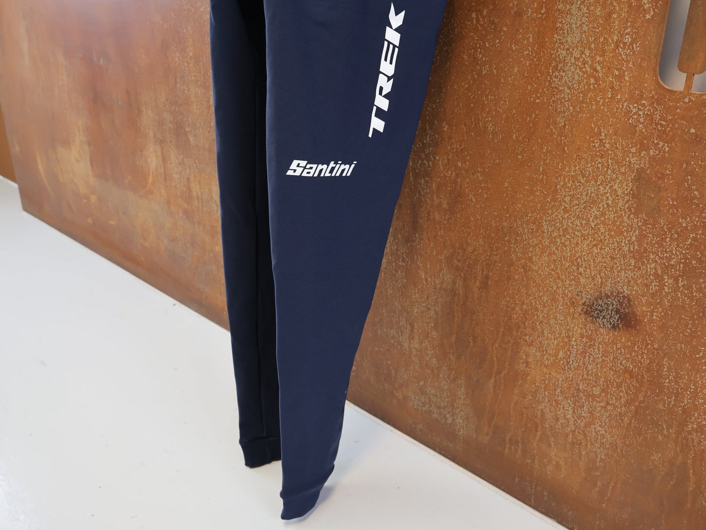Herrenbekleidung - TFR von Santini, TREK FACTORY RACING XC THERMAL BIBTIGHT / LANGE TRÄGERHOSE / HERREN vor USEDBIKES-OB.DE Hintergrund
