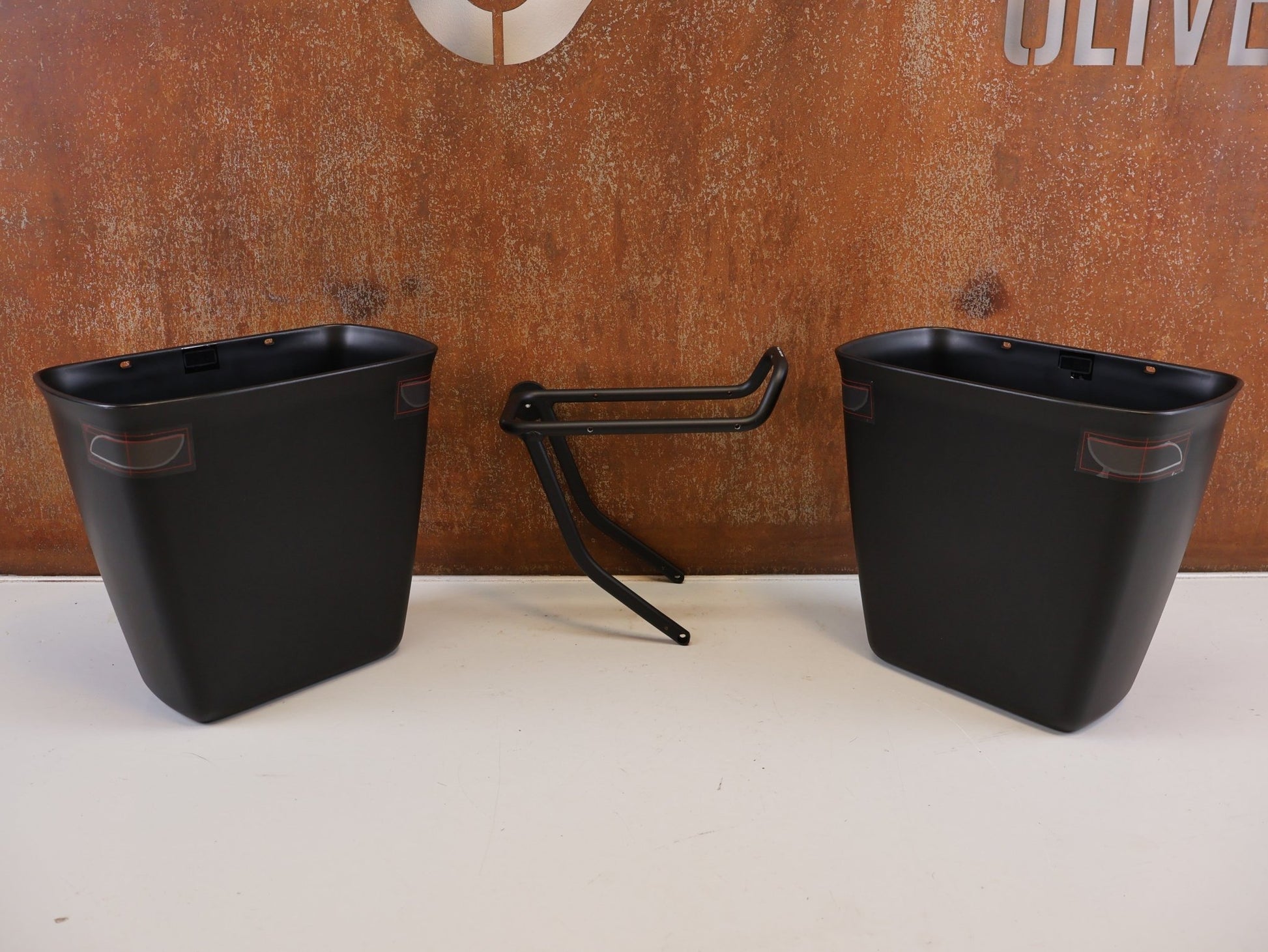 Schutzbleche, Gepäckträger & Körbe von Trek, TREK FETCH+ 2 FRONTPACKTASCHEN FRONTGEPÄCKTRÄGER KIT vor USEDBIKES-OB.DE Hintergrund